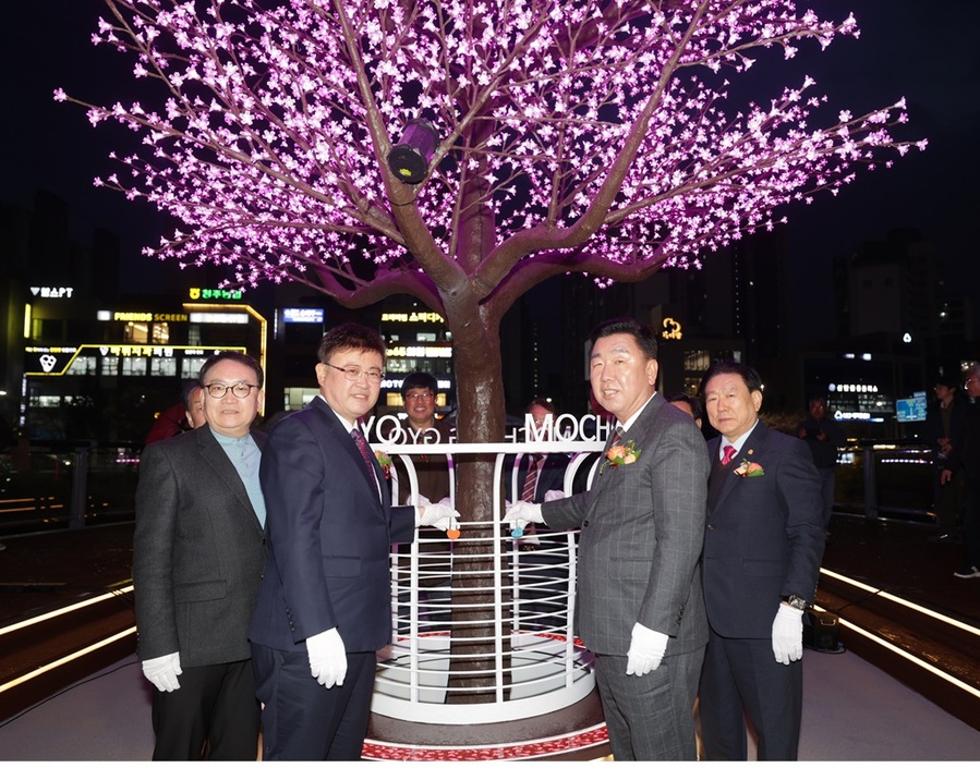 ▲ 청주시는 지난 2일 무심천 모충교에서 추진한 환경개선 및 친수공간 조성사업을 마치고 준공식을 가졌다.ⓒ청주시