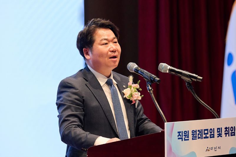 ▲ 오세현 아산시장이 취임식 대신 직원 월례모임에 참석해 취임사를 하고 있다.ⓒ아산시