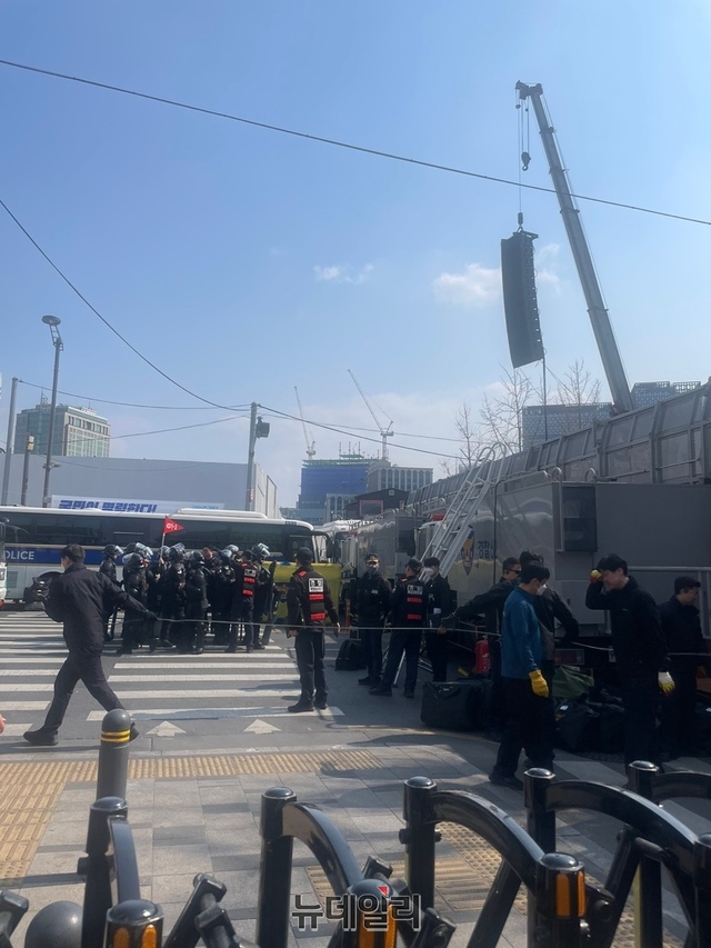 ▲ 3일 집회 뒤쪽으로 경찰차와 함께 무장한 경찰들이 줄지어 서 있다. ⓒ뉴데일리 정경진 기자