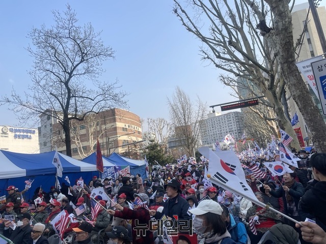 ▲ 3일 안국역 5번 출구 인근에서 탄핵반대집회가 열리고 있다. ⓒ뉴데일리 정경진 기자