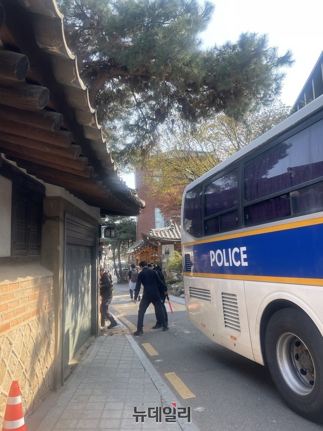 ▲ 3일 좁은 골목길에 들어선 경찰차 ⓒ뉴데일리 정경진 기자