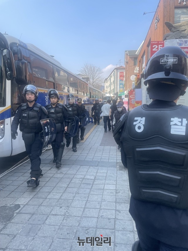 ▲ 3일 안국역 거리를 무장한 경찰이 순찰하고 있는 모습 ⓒ뉴데일리 정경진 기자