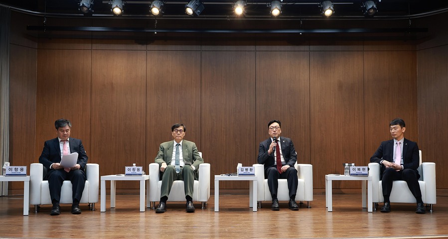 ▲ 김병환 금융위원장이 3일 오후 서울 중구 은행회관에서 개최한 한은-금융연 공동 정책 콘퍼런스에서 이항용 한국금융연구원장이 진행을 맡은 특별대담에 참석해 이창용 한국은행 총재, 이복현 금융감독원장과 대담을 나누고 있다.ⓒ금융위
