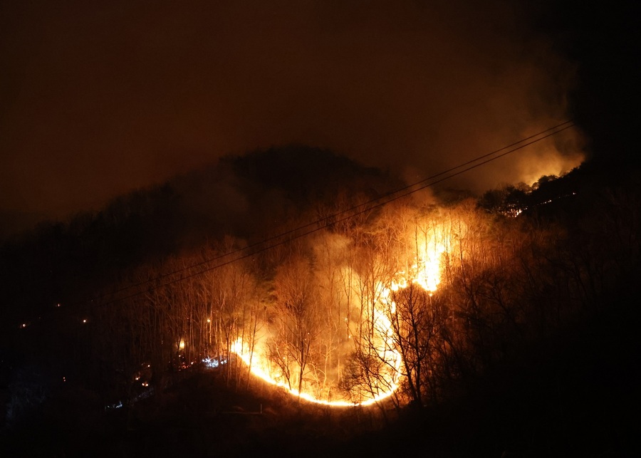 ▲ 영양군(군수 오도창)은 지난 3월 25일 영양을 덮친 최악의 산불을 진화했지만 청명·한식을 앞두고 성묘객과 상춘객이 증가할 것을 대비해 산불 감시체제를 강화, 비상근무체계를 유지한다.ⓒ영양군