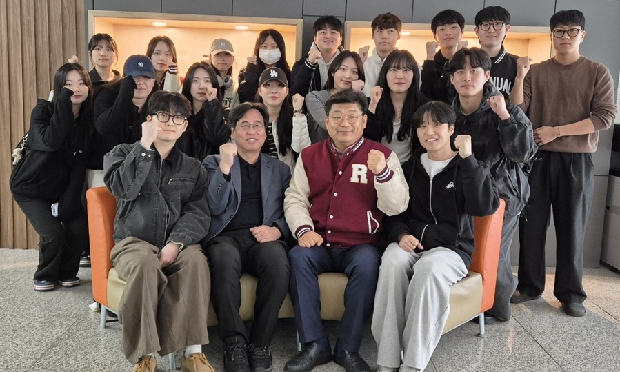 ▲ 청주대 방사선학과 교수·학생들이 과학기술정보통신부가 주최한 ICT 멘토링 사업에 6년 연속 선정된 뒤 기념사진을 촬영하고 있다.ⓒ청주대학교