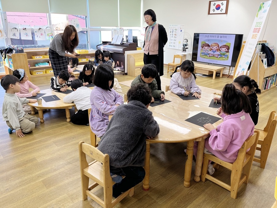 ▲ 대정초병설유치원 원아들이 동화구연 활동에 참여하고 있다. ⓒ제주특별자치도교육청 제공