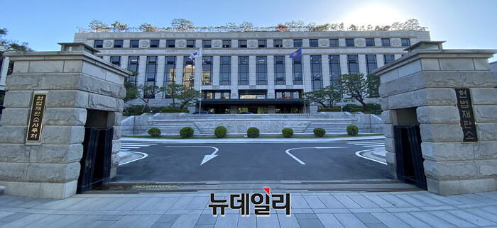 ▲ 윤석열 대통령 탄핵 심판 선고를 앞둔 서울 종로구 헌법재판소 앞에 경찰들이 차 벽과 바리케이드를 설치해 통제하고 있다. 250319 ⓒ뉴데일리