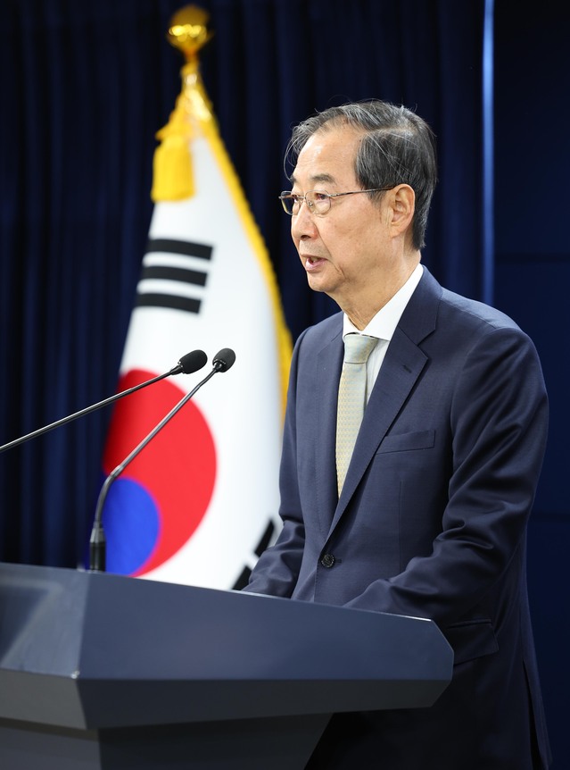 ▲ 한덕수 대통령 권한대행 국무총리가 윤석열 대통령이 파면된 4일 서울 정부서울청사에서 대국민담화를 하고 있다. 2025.04.04 ⓒ뉴시스