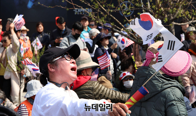 ▲ 헌법재판관 전원 일치로 윤석열 대통령 탄핵이 인용된 4일 오전 서울 용산구 한남동 관저 앞에 모인 시민들이 슬픔에 잠겨있다. ⓒ서성진 기자