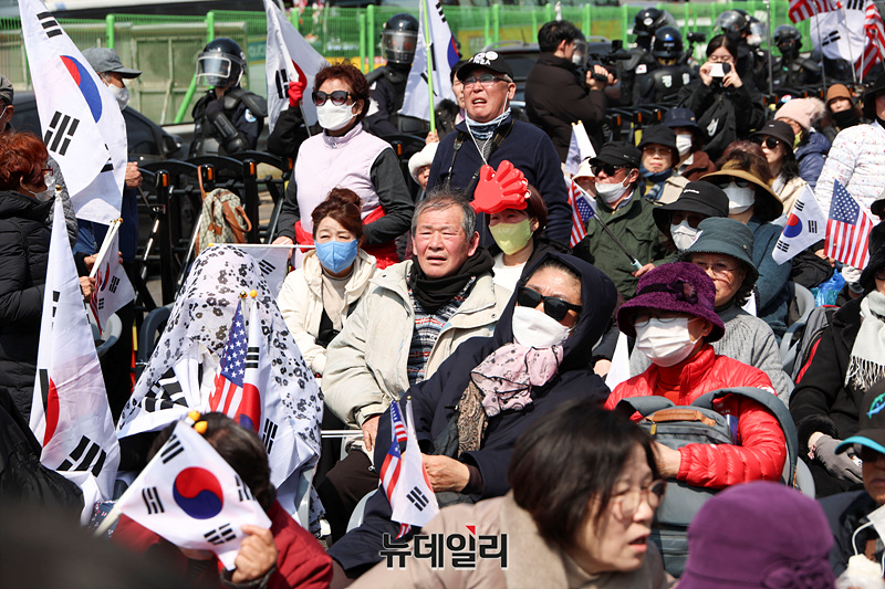 ▲ 헌법재판관 전원 일치로 윤석열 대통령 탄핵이 인용된 4일 오전 서울 용산구 한남동 관저 앞에 모인 시민들이 슬픔에 잠겨있다. ⓒ서성진 기자