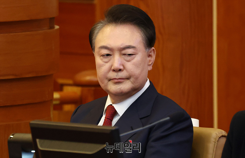 ▲ 윤석열 대통령이 2월 13일 서울 종로구 헌법재판소에서 열린 '탄핵심판 8차 변론'에 출석해 자리하고 있다. (사진=공동취재단)