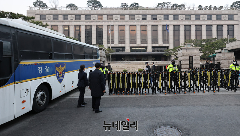 ▲ 윤석열 대통령의 탄핵 심판 선고기일인 4일 서울 종로구 헌법재판소 인근지역이 경찰 차벽으로 차단돼 있다.(사진=공동취재단)