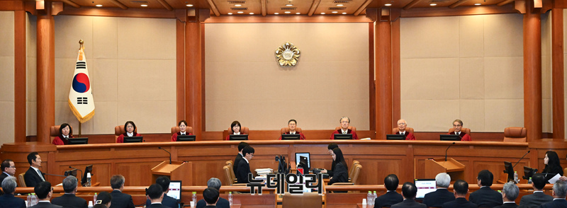 ▲ 문형배 헌법재판소장 직무대행 및 헌법재판관들이 지난달 25일 서울 종로구 헌법재판소 대심판정에서 열린 윤석열 대통령 탄핵심판 최종 변론에 입장해 재판을 기다리고 있다.(사진=공동취재단)
