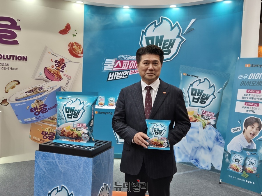 ▲ 김동찬 삼양식품 대표이사가 출시를 앞둔 맵탱 신제품을 들고 포즈를 취하고 있다.ⓒ조현우 기자