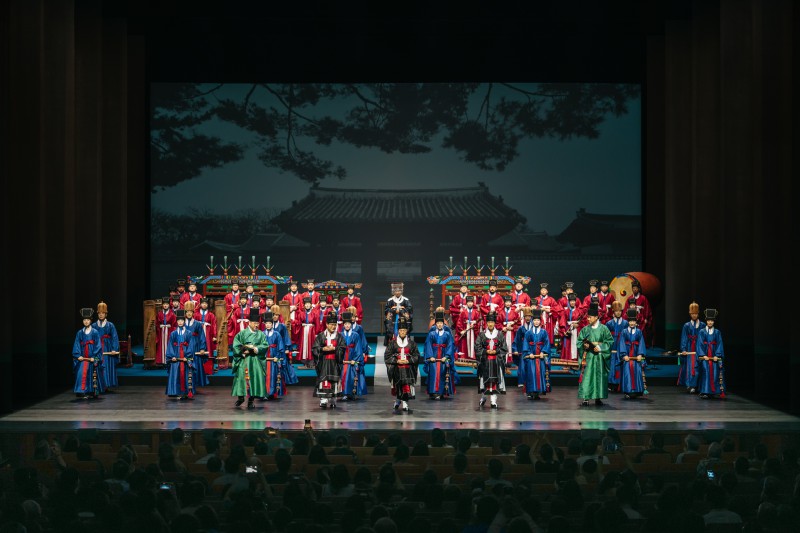 ▲ 국립국악원 '종묘제례악' 싱가포르 공연 커튼콜.ⓒ한국국제교류문화진흥원