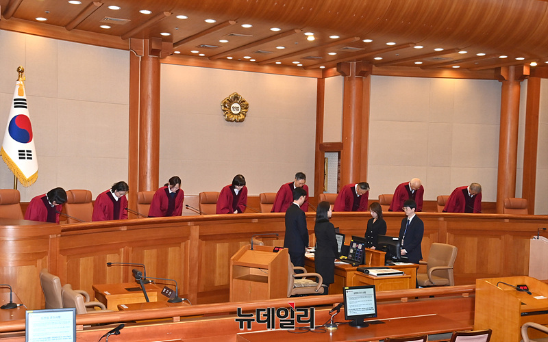 ▲ 이창수 중앙지검장 등 검사 3인 및 최재해 감사원장에 대한 탄핵심판이 열린 지난달 13일 오전 서울 종로구 헌법재판소 대심판정에서 헌법재판관들이 자리에 앉고 있다. ⓒ서성진 기자