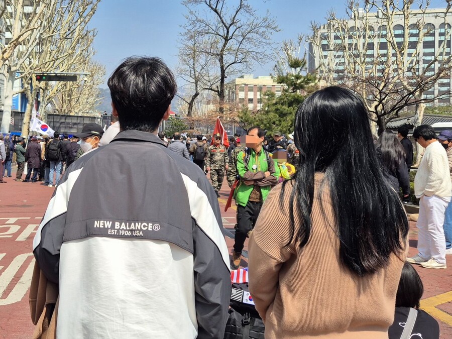▲ 헌법재판관 전원 일치로 윤석열 대통령 탄핵이 인용된 4일 오후 헌법재판소 인근인 서울 종로구 경운동 교동초등학교 앞에서 탄핵을 반대하며 모인 청년들이 말 없이 헌재 방향을 바라보고 있다. ⓒ김상진 기자