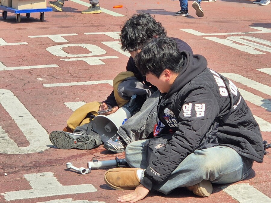 ▲ 헌법재판관 전원 일치로 윤석열 대통령 탄핵이 인용된 4일 오후 헌법재판소 인근인 서울 종로구 경운동 교동초등학교 앞에서 탄핵을 반대하며 모인 청년들이 주저 앉아 눈물을 흘리고 있다. ⓒ김상진 기자