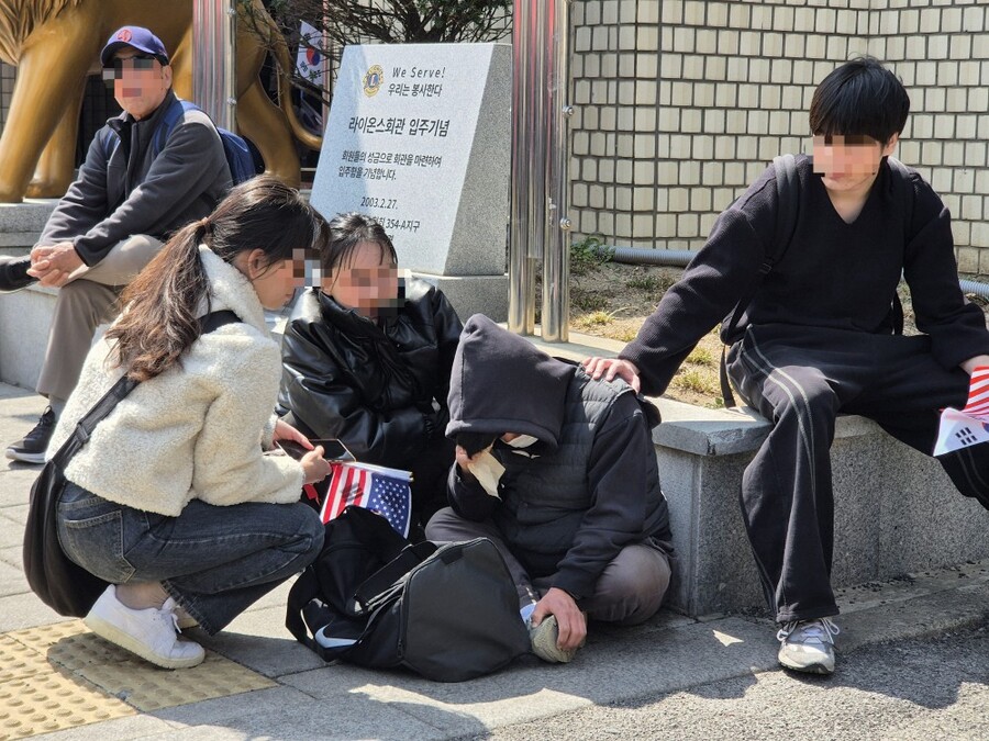 ▲ 헌법재판관 전원 일치로 윤석열 대통령 탄핵이 인용된 4일 오후 헌법재판소 인근인 서울 종로구 경운동 교동초등학교 앞에서 탄핵을 반대하며 모인 시민들이 슬픔에 잠겨있다. ⓒ김상진 기자