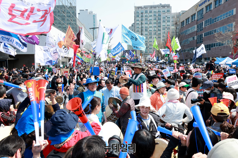 ▲ 헌법재판소가 윤석열 대통령 탄핵 사건에 대해 인용을 선고한 4일 서울 종로구 안국동 일대에서 탄핵에 찬성한 시민들이 기뻐하고 있다. ⓒ이종현 기자