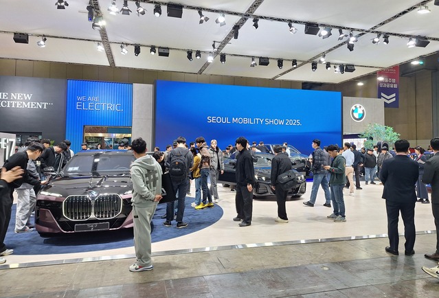 ▲ 2025 서울모빌리티쇼에서 BMW 부스를 찾은 관람객들. ⓒ홍승빈 기자