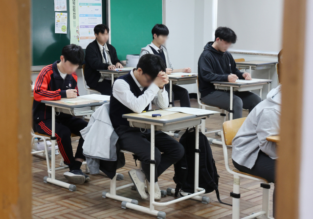 ▲ 전국연합학력평가가 실시된 지난달 26일 학생들이 시험 준비를 하고 있는 모습. ⓒ연합뉴스