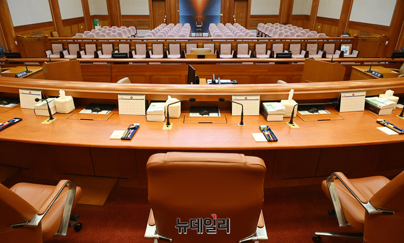 ▲ 윤석열 대통령에 대한 헌법재판소의 탄핵 심판 선고일을 하루 앞둔 지난 3일 서울 종로구 헌법재판소 대심판정에 긴장감이 감돌고 있다. (사진=공동취재단)