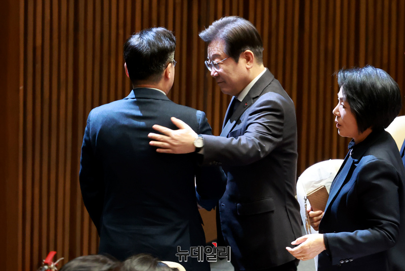 ▲ 헌법재판소가 윤석열 전 대통령에 대한 파면을 선고한 지난 4일 국회 본회의에서 회의장을 나서기 전 이재명 더불어민주당 대표가 박찬대 원내대표 어깨를 두드리고 있다. ⓒ이종현 기자