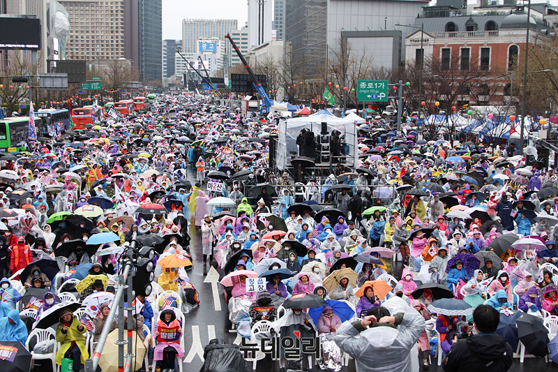 ▲ 윤석열 대통령이 헌법재판관 만장일치로 파면된 가운데 5일 오후 서울 광화문광장에서 열린 대한민국바로세우기국민운동본부(대국본)와 자유통일당이 주최한 '국민 저항권 광화문 국민대회'에서 탄핵인용 결정에 반대하는 시민들이 모여 구호를 외치고 있다. ⓒ서성진 기자