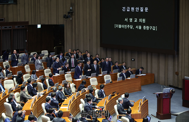 ▲ 서영교가 국무위원들을 일으켜 세워 사죄 절을 시켰다. 본회의장 바닥에 머리를 대고 석고대죄라도 하라는 양 고래고래 소리를 질렀다. ⓒ 이종현 기자