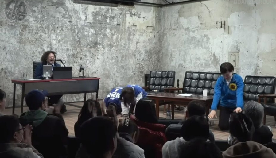 ▲ 4.26 총선 당시 김어준의 구령에 맞춰 전현희 등 3명의 이재명당 후보가 큰 절을 하고 있다. 국무위원 위에 이재명당 의원, 이재명당 의원 위엔 정치무당이 있는가. ⓒ 유투브 화면 갈무리