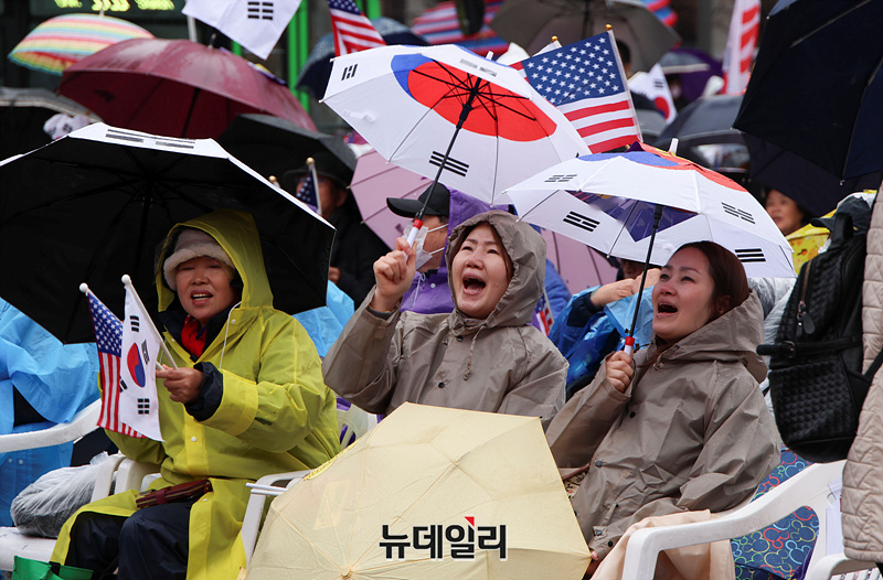 ▲ 윤석열 대통령이 헌법재판관 만장일치로 파면된 가운데 5일 오후 서울 광화문광장에서 열린 대한민국바로세우기국민운동본부(대국본)와 자유통일당이 주최한 '국민저항권 광화문 국민대회'에서 탄핵인용 결정에 반대하는 시민들이 모여 구호를 외치고 있다. ⓒ서성진 기자