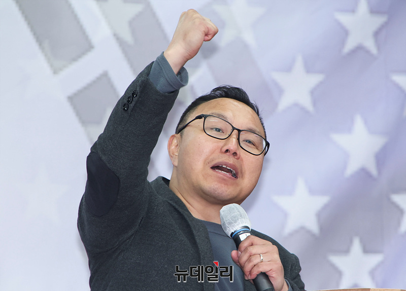 ▲ 김은구 트루스포럼 대표가 5일 오후 서울 관악구 서울대학교 정문에서 열린 '더불어민주당 해산·시진핑자료실 폐쇄 촉구 집회'에서 구호를 외치고 있다. ⓒ서성진 기자