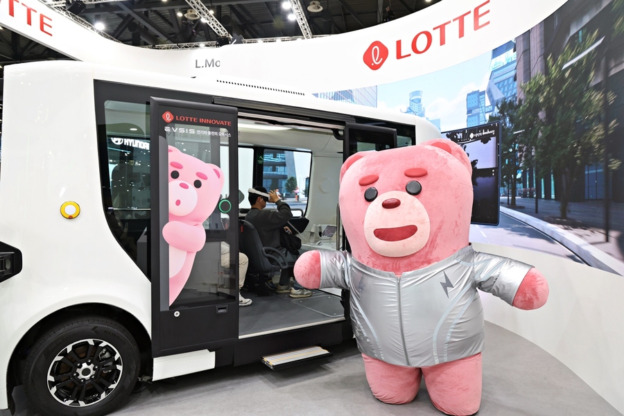 ▲ 롯데홈쇼핑의 캐릭터 '벨리곰'이 '2025 서울모빌리티쇼'에 참여해 롯데관의 자율주행차를 소개하고 있다.ⓒ롯데홈쇼핑