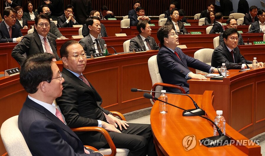 ▲ 권영세 국민의힘 비상대책위원장과 권성동 원내대표 등이 윤석열 전 대통령이 파면된 4일 오전 서울 여의도 국회에서 열린 의원총회에 참석하고 있다. ⓒ연합뉴스