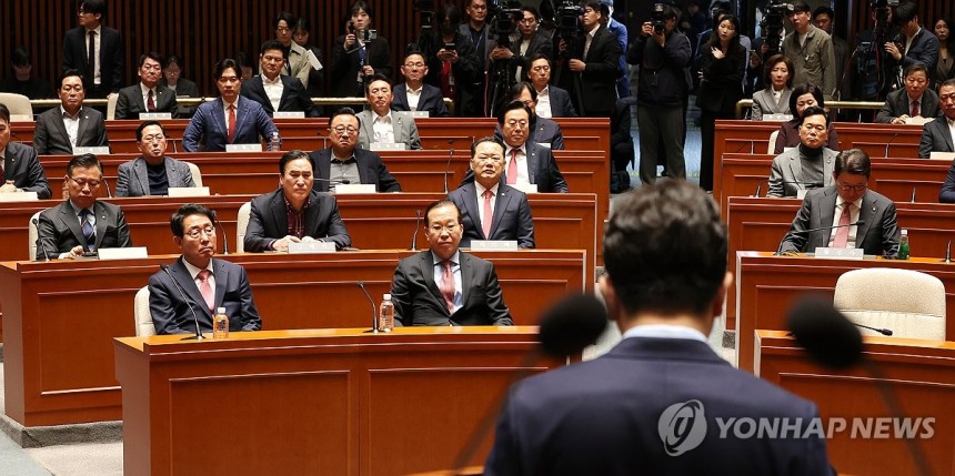 ▲ 국민의힘 권성동 원내대표가 헌재의 윤석열 대통령 탄핵 인용이 발표된 4일 서울 여의도 국회에서 열린 긴급 의원총회에서 발언하고 있다. ⓒ연합뉴스