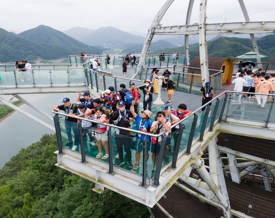 ▲ 관광객으로 가득한 단양 만천하스카이워크.ⓒ단양군