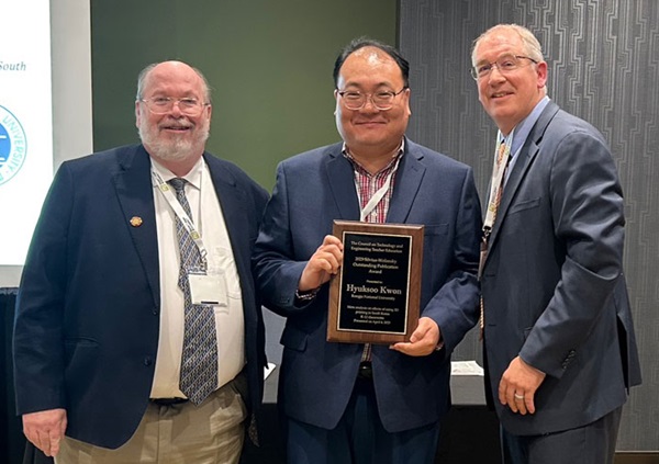 ▲ 권혁수 국립공주대학교 기술가정교육과 권혁수 교수(가운데)가 최근 미국 멤피스에서 열린 국제기술공학교육자협회(ITEEA) 연례 학술대회에서 저명기술공학교육자(DTE)로 선정돼 패를 받고 있다.ⓒ국립공주대