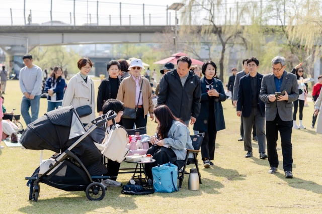 ▲ ‘벚꽃잇데이’에 참석해 시민들과 함께하는 이권재 오산시장ⓒ오산시 제공
