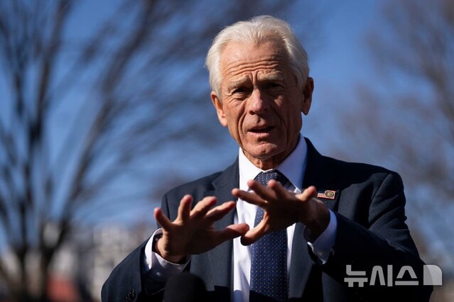 ▲ 피터 나바로 백악관 무역·제조 고문이 3월12일 미국 워싱턴 D.C. 백악관에서 기자회견을 하고 있다. 출처=APⓒ뉴시스