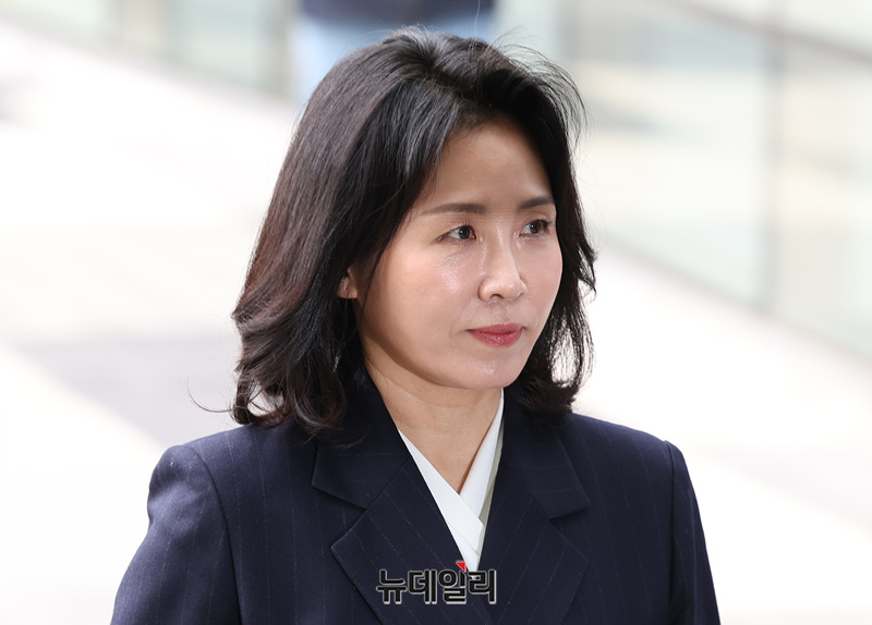 ▲ 공직선거법 위반 혐의로 재판에 넘겨진 이재명 민주당 대표의 배우자 김혜경 씨가 지난해 11월 경기 수원지방법원에서 열린 1심 선고공판에 입장하고 있다. ⓒ정상윤 기자