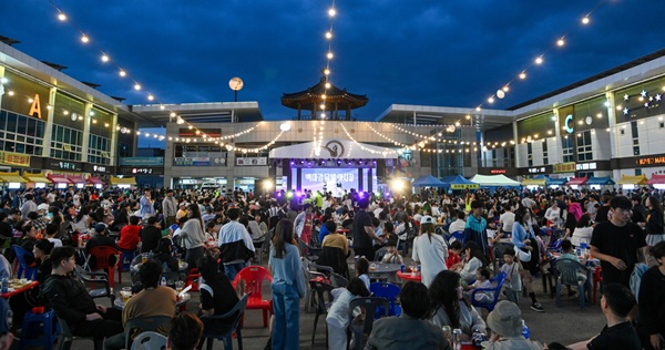 ▲ 2016년 시작된 백마강 달밤야시장은 지난 10년간 부여를 대표하는 상권 축제로 자리 잡아 지역경제에 활기를 불어넣고 있다.ⓒ부여군