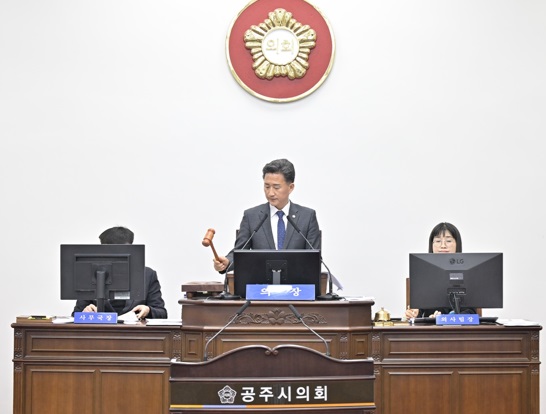 ▲ 임달희 공주시의회 의장이 7일 오전 임시회 개회사에 앞서 개회를 선언하고 있다.ⓒ공주시의회