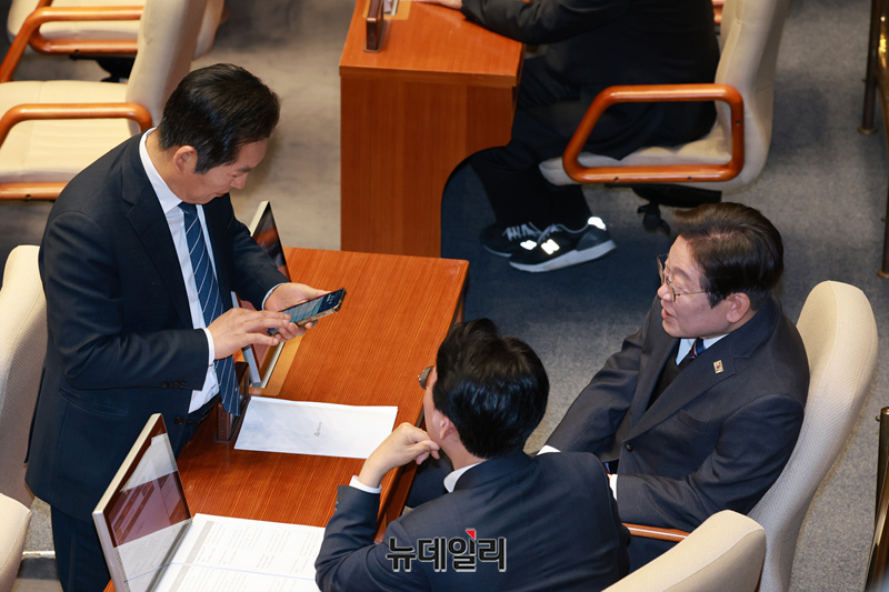 ▲ 이재명 더불어민주당 대표가 2일 오후 국회에서 열린 본회의에서 당 소속 정청래 법사위원장의 휴대전화를 보며 대화하고 있다. ⓒ이종현 기자