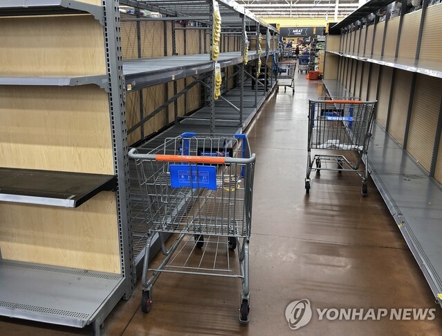 ▲ 텅 빈 미국 월마트 진열대 모습. 출처=EPAⓒ연합뉴스