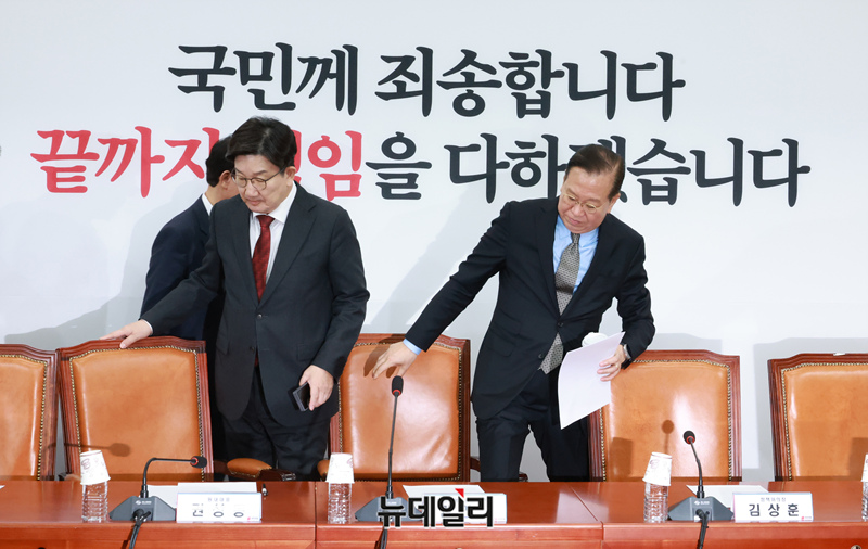 ▲ 권영세 국민의힘 비상대책위원장(오른쪽)과 권성동 국민의힘 원내대표가 7일 오전 국회에서 열린 비상대책위원회의에 참석하고 있다. ⓒ이종현 기자