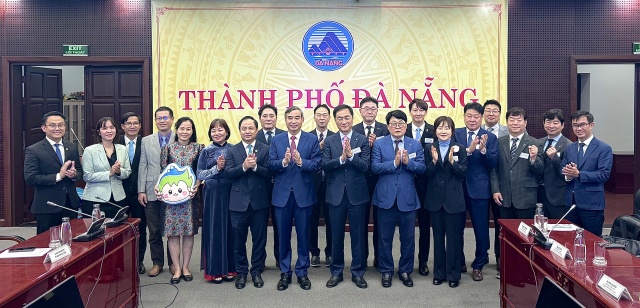 ▲ 우호교류 합의서를 체결하고 박수를 치고 있는 정장선 시장을 비롯한 평택시와 베트남 다낭시 관계자들ⓒ평택시 제공