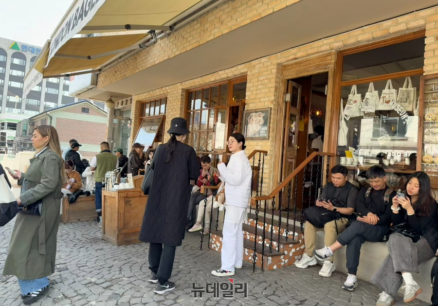 ▲ 7일 오후 서울 종로구 재동초교 사거리 인근 한 카페 앞에서 손님들이 길게 줄을 선 채 입장을 기다리고 있다. ⓒ정혜영 기자