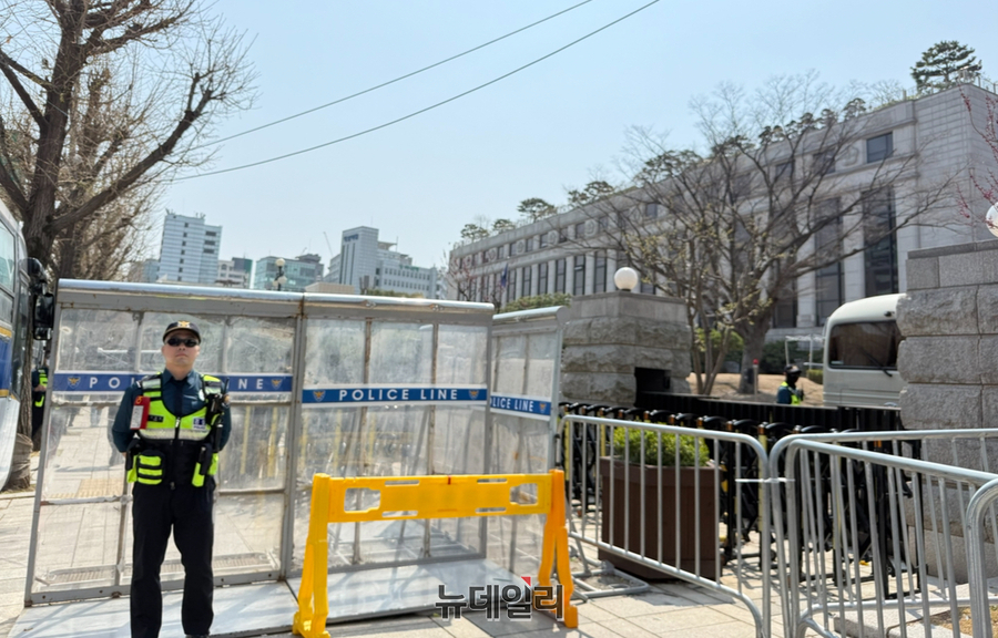 ▲ 7일 오후 서울 종로구 헌법재판소 일대에서 경찰이 경계 강화 근무를 서고 있다. ⓒ정혜영 기자