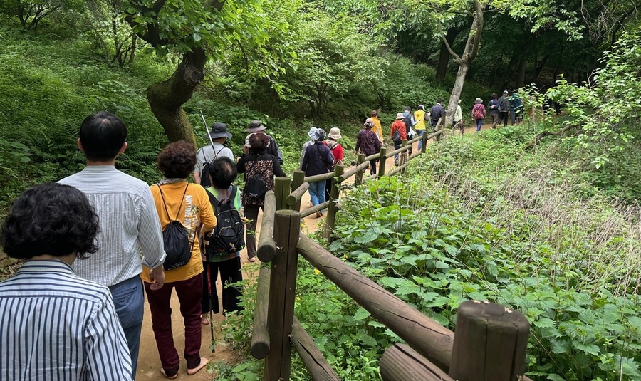 ▲ 청주시 상당보건소는 상당구 용정산림공원에서 60대 이상 지역 주민 20명을 대상으로 맨발 걷기 치매예방프로그램 ‘건강한 발걸음, 치매 없는 미래’를 운영한다.ⓒ청주시